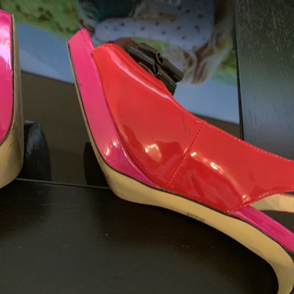 Anne Klein Red, Pink & Black Patent Leather Peep toe sling back pumps black bow - Picture 6 of 10